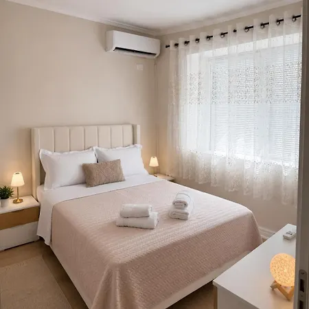 Appartement Sol In Bllok, Tirana